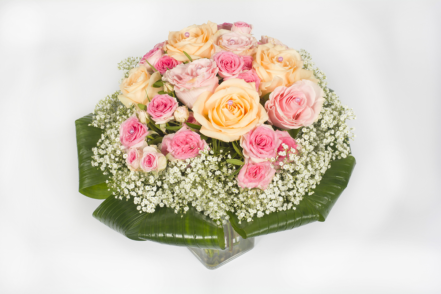 Bouquet rond de roses pêche et rose – Clarté