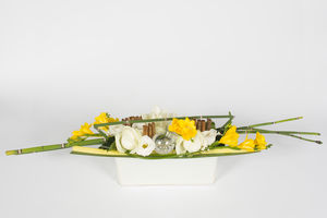 Composition florale horizontale blanc et jaune -Pin