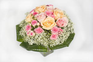 Bouquet rond de roses pêche et rose – Clarté